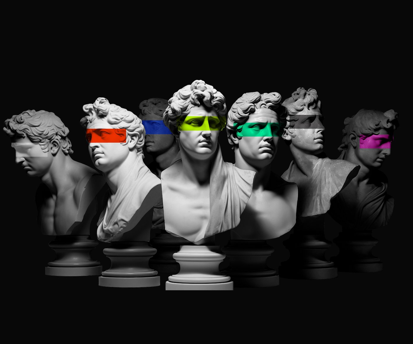 Busti classici con visiere fluorescenti, la cifra visiva delle campagne social R/STARS